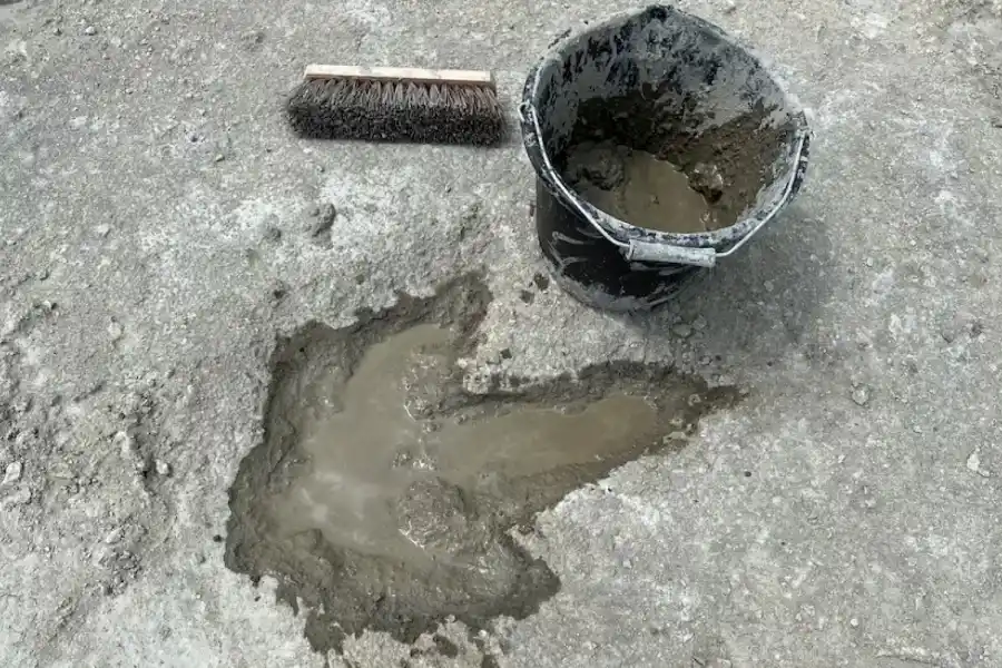 Una de las cinco huellas descubiertas pertenece a un depredador carnívoro de nueve metros conocido como Megalosaurus. ( AP: Emma Nicholls/OUMNH )