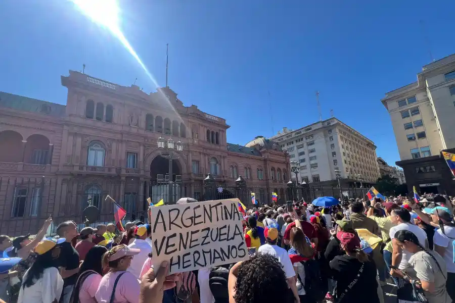 Javier Milei recibió a Edmundo González Urrutia y saludaron desde el balcón de Casa Rosada