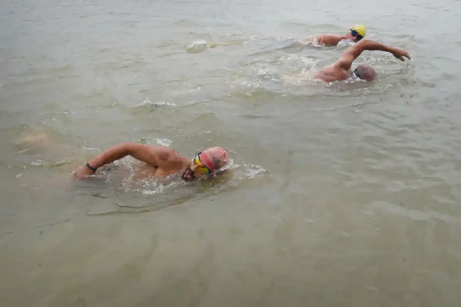 PREPARACIÓN. Los nadadores recorren seis kilómetros como mínimo por cada entrenamiento.