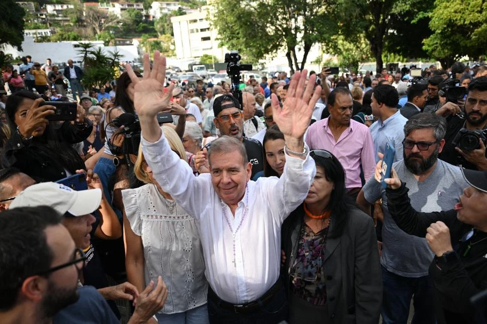 DESAFÍO. Urrutia dijo que el 10 de enero irá a Venezuela, para asumir. afp