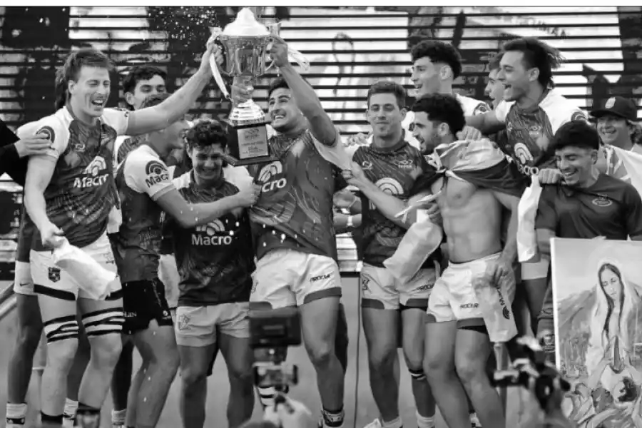 MERECIDO. En 2024, los jugadores de Banco Macro (el seleccionado salteño) festejaron con la Copa de Oro Club LA GACETA. Los “mayuatos” jugaron un gran segundo tiempo en la final y alcanzaron a Tucumán como el más ganador del Seven.