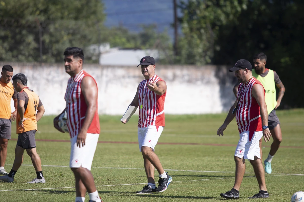 A TRABAJAR. En la práctica de este domingo, Martos terminará de definir el equipo para recibir a Ferro.