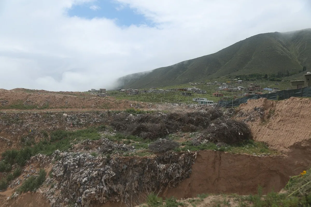 Moscas, animales muertos y olor a podrido: quejas por el tratamiento de los residuos en El Mollar