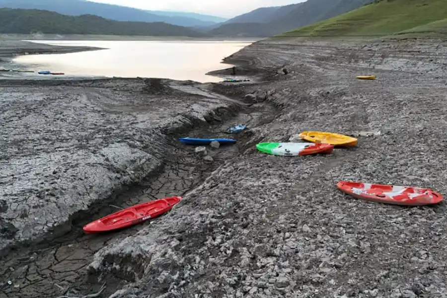 Una bajante en los diques genera alarma y temores