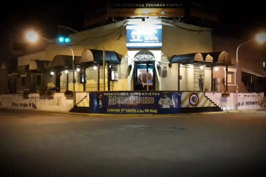 EL ALTO DE LA LECHUZA. la peñas más antigua del país, en una foto nocturna previa aun show./TRIPADVISOR