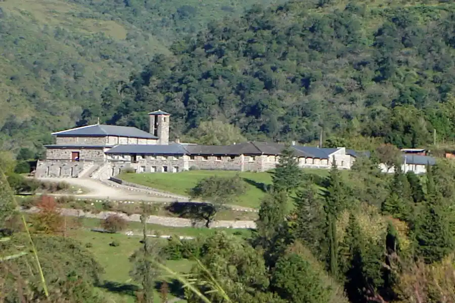 MONASTERIO CRISTO REY. desde las alturas se puede observar el monasterio entre el verde de las montañas simoqueñas./TRIPADVISOR