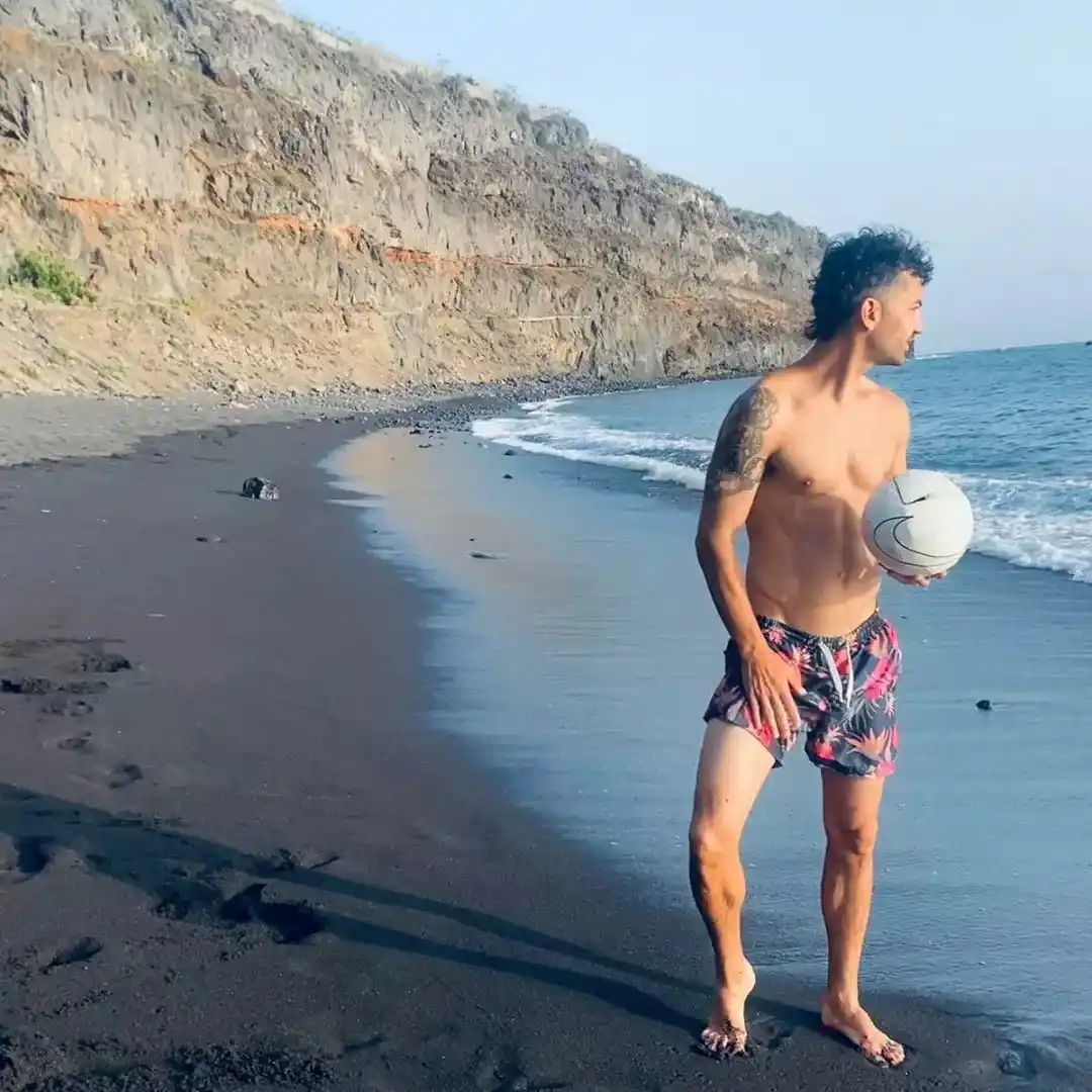 DISFRUTANDO. Delgado aprovecha la tranquilidad de la playa para jugar al fútbol.