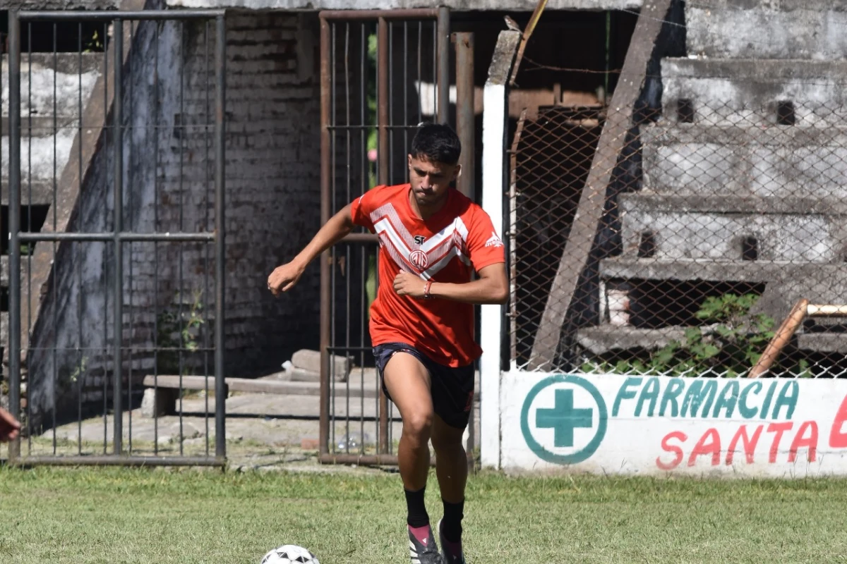 UN ESPECIALISTA. Facundo Alarcón es el encargado del balón detenido en Jorge Newbery, el club de sus amores.