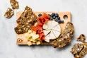 Crackers de almendras y pasas, perfectas para una picada saludable