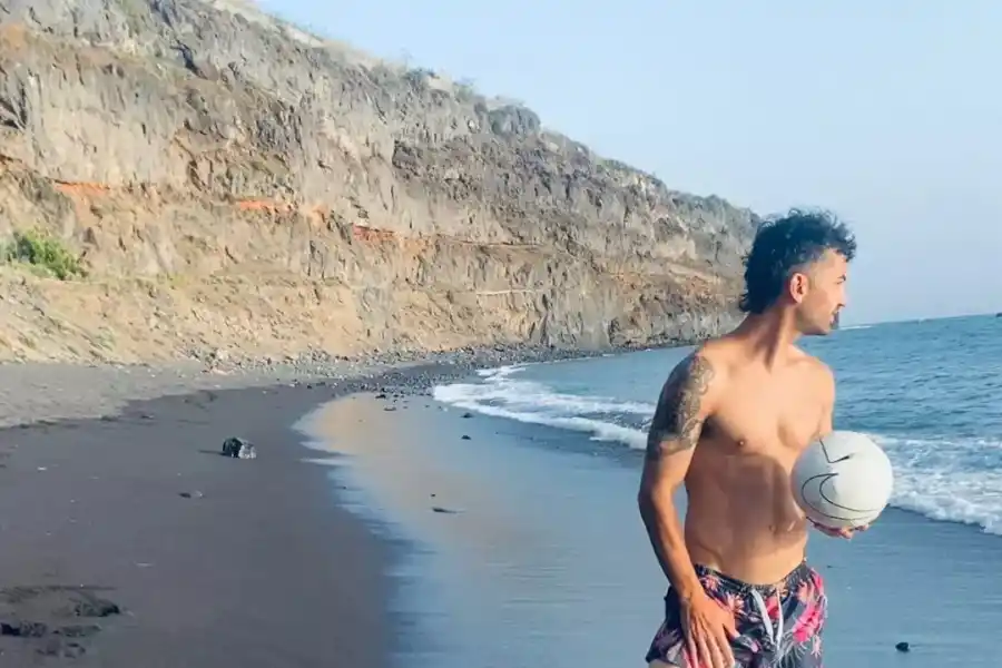 DISFRUTANDO. Delgado aprovecha la tranquilidad de la playa para jugar al fútbol.