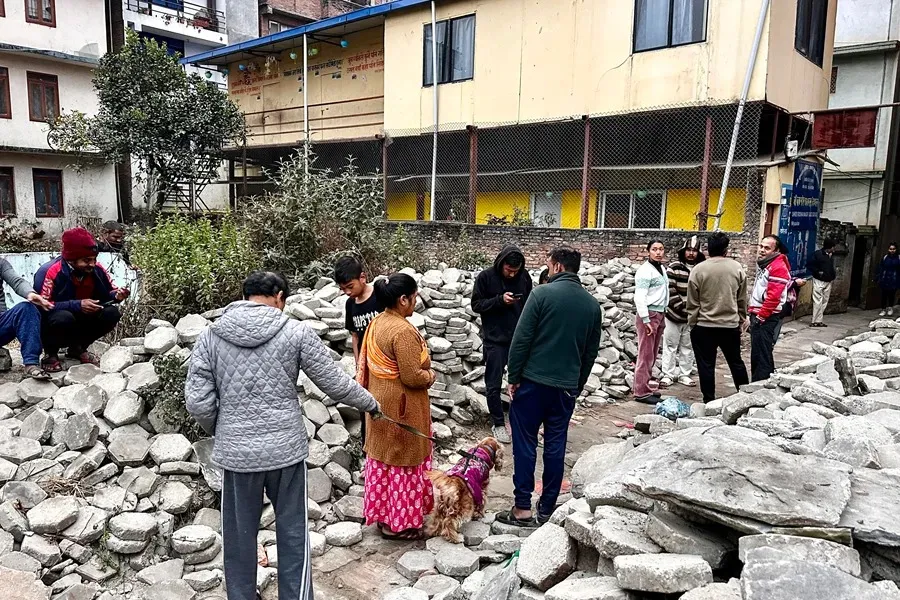 Los nepaleses se reúnen después de salir de sus hogares tras un terremoto temprano en la mañana en Katmandú