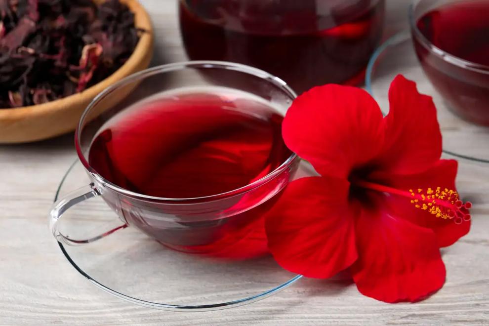 La infusión para dormir mejor y quemar grasas después de los 50