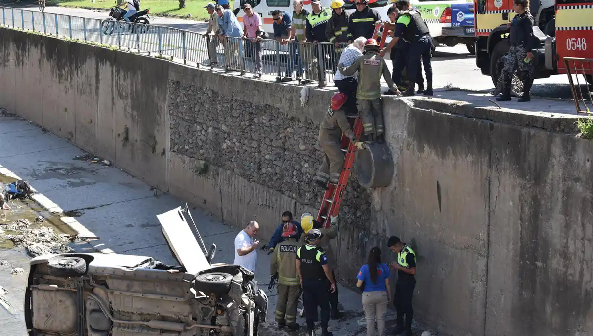 RESCATE. Los ocupantes del vehículo fueron asistidos para salir del canal mediante una escalera.