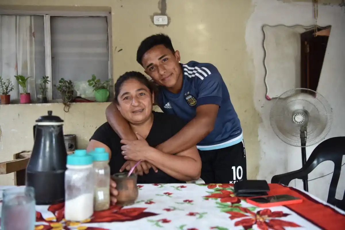 EN CASA. Axel González y Lorena compartieron unos ricos mates, tras las prácticas. 