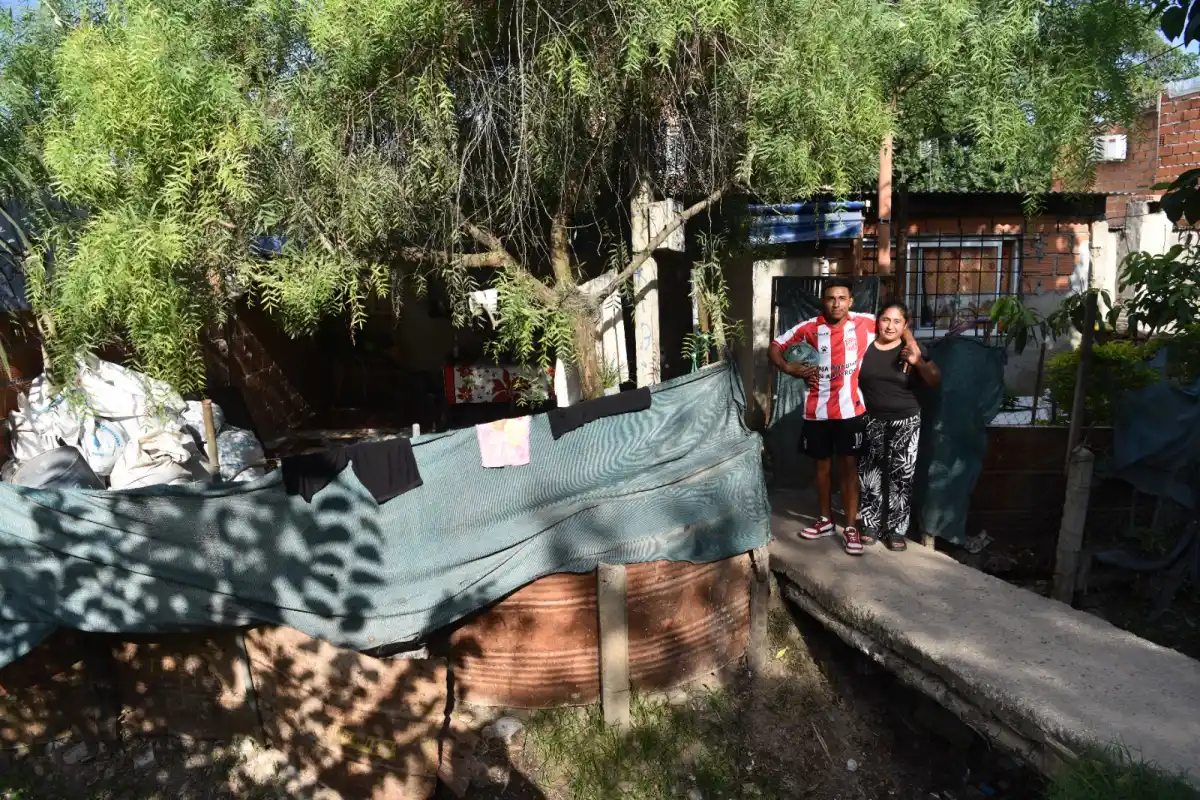 FELICES. Axel González y su mamá Lorena posan en la entrada de su cálido hogar.