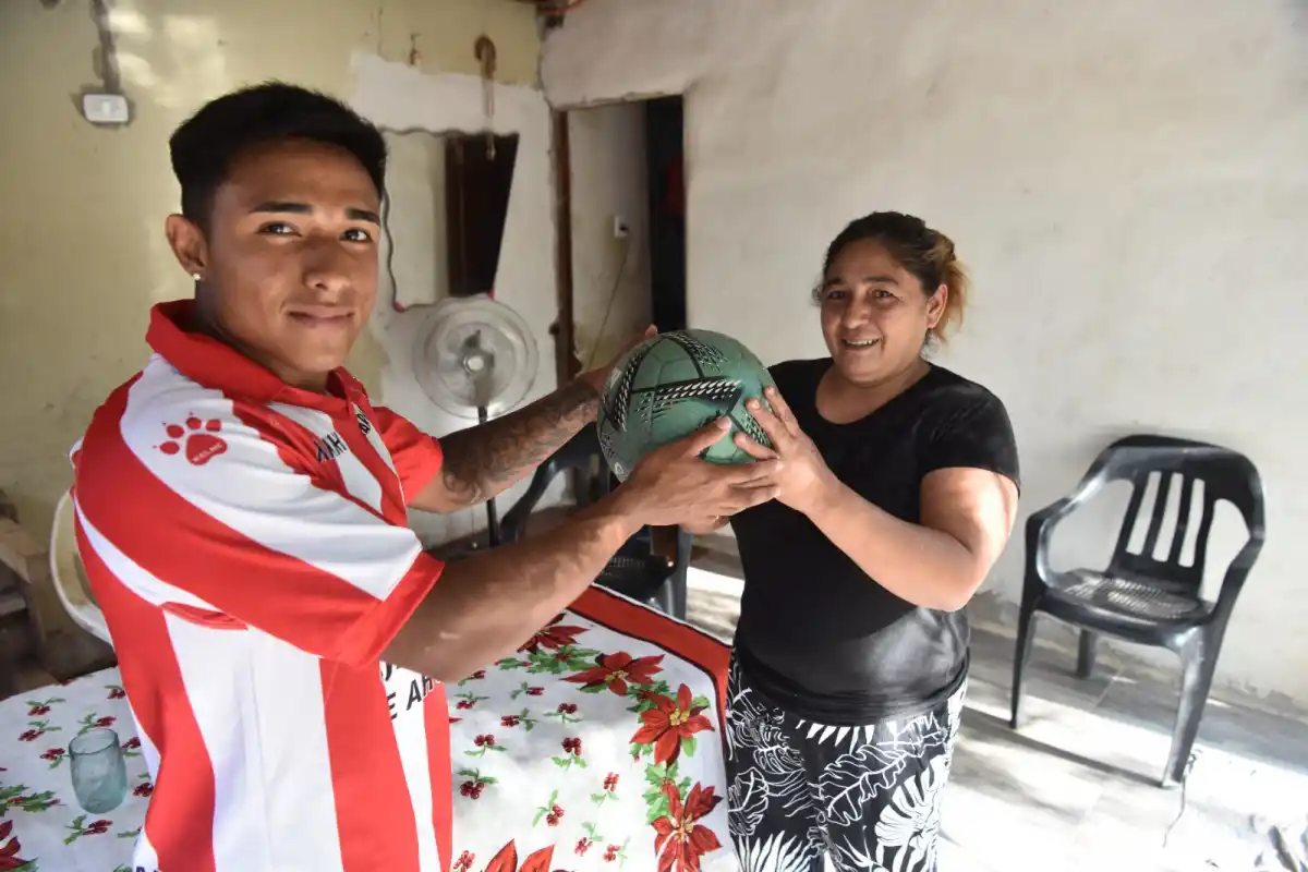 CON EL FÚTBOL COMO MOTOR. Lorena ansía que su hijo Axel triunfe con la camiseta de San Martín.