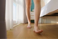 Andar descalzo es el mejor ejercicio para tener pies fuertes, según un experto