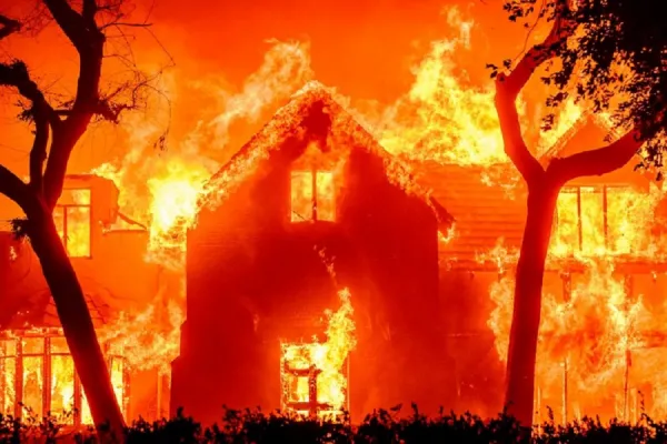 Tragedia en California: Incendio forestal deja al menos cinco muertos y arrasa cientos de viviendas
