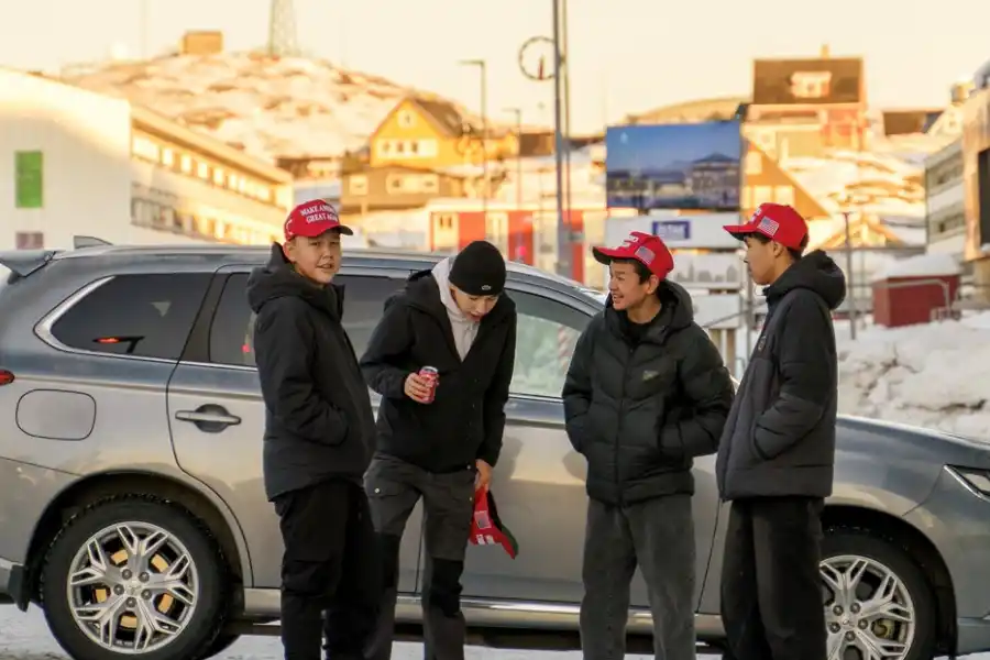 Habitantes de Groenlandia, con los gorros rojos de la campaña de Donald Trump