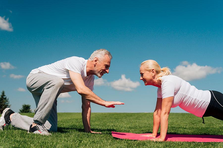 Cómo mantenerse en forma después de los 50: los mejores ejercicios según especialistas