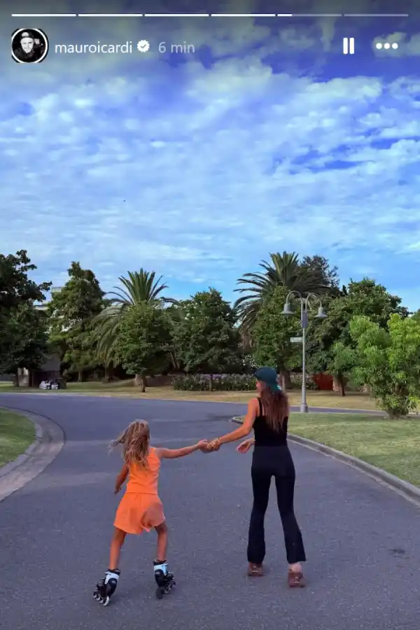 Eugenia y la hija menor de Wanda patinando por el barrio 