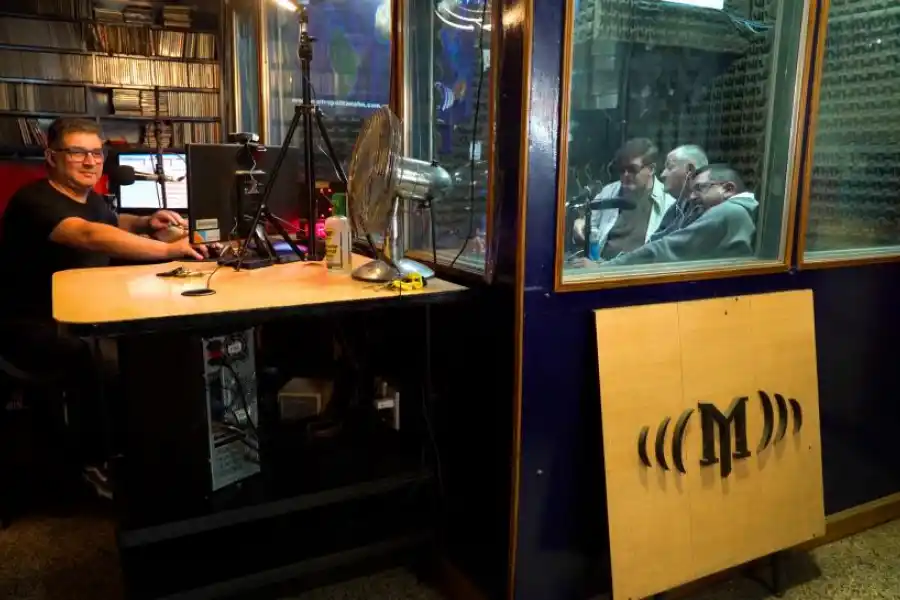 MULTITAREA. “Chaupi” conduce y opera la técnica.