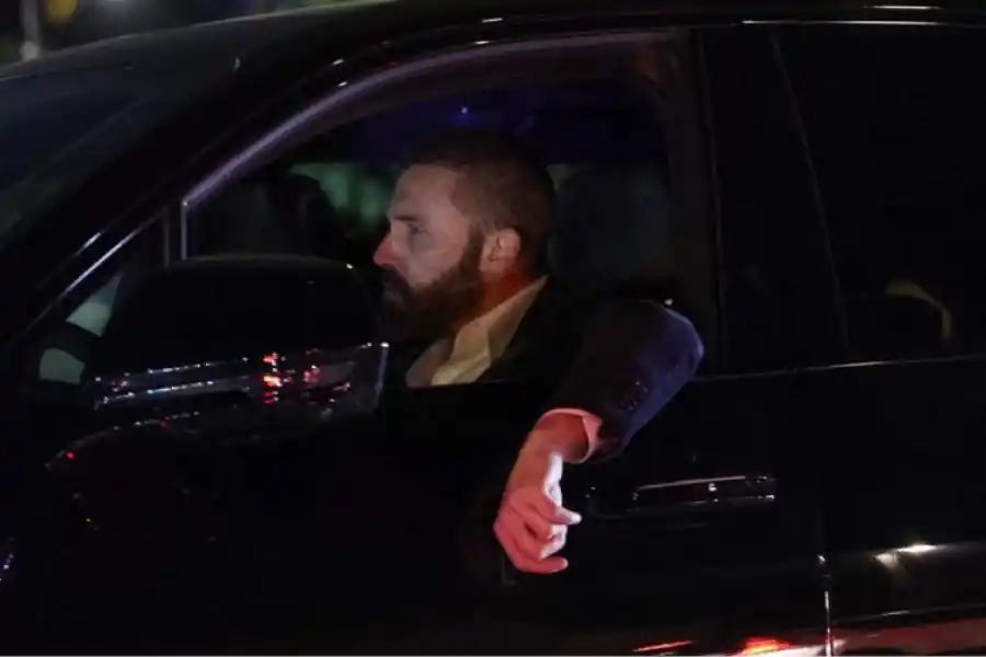 La desoladora imagen de Ben Affleck abandonando su casa en llamas