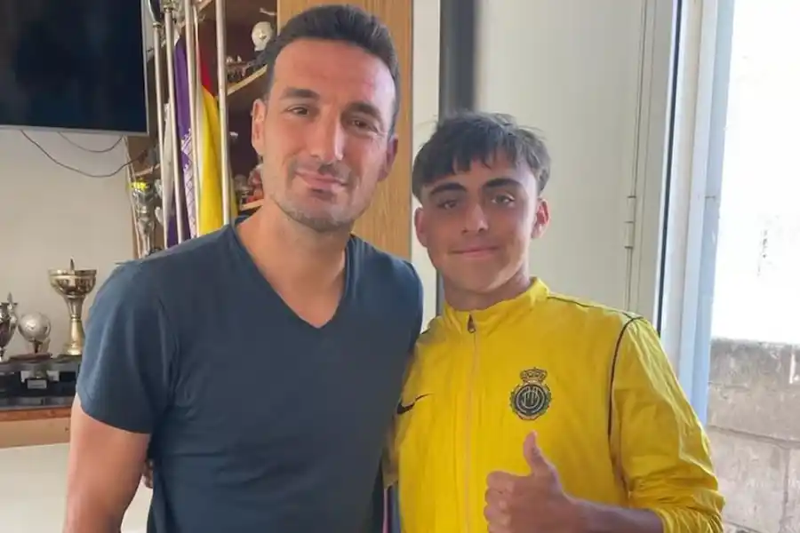 ENCUENTRO. Alex y Scaloni, meses antes del mundial de Qatar, en 2022.