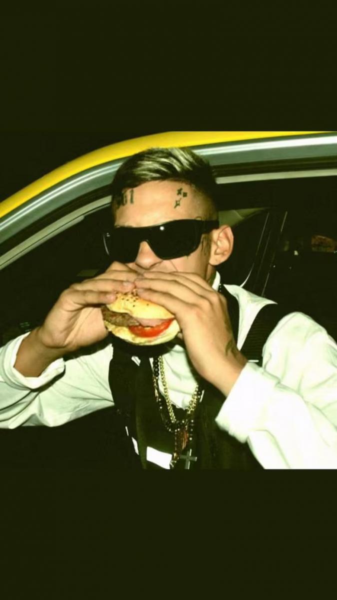¿PALITO PARA ICARDI?. L-Gante subió una foto mordiendo una hamburguesa.