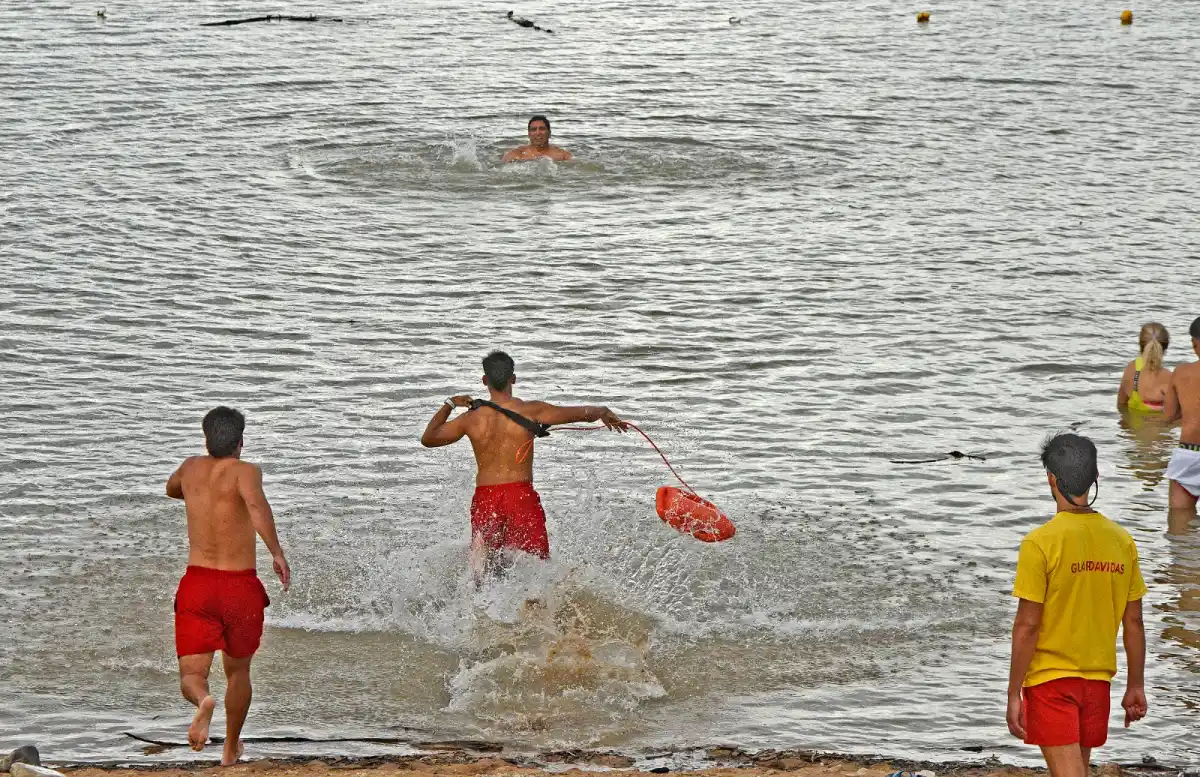 PROTOCOLO ACTIVO. Los guardavidas realizaron un simulacro para demostrar como actúan en caso de un accidente.
