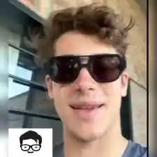 CON SUS ANTEOJOS. Colapinto luce los lentes de “Joaco” Novelli.