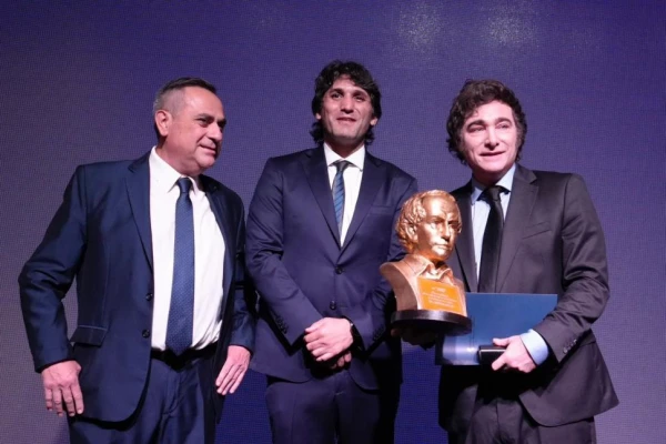 Premio Alberdi: el trasfondo de la distinción que recibió Javier Milei en Tucumán