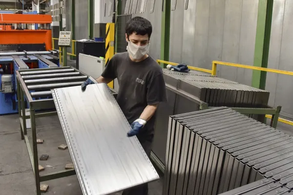 El empleo privado y los salarios muestran una recuperación sostenida, según el Gobierno