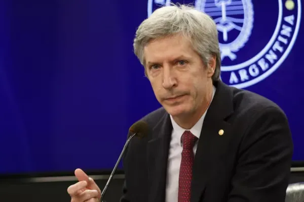 El presidente del Banco Central anticipó la activación inminente del swap de U$S20.000 millones con EEUU