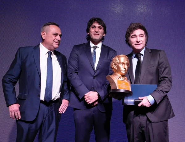 Premio Alberdi: el trasfondo de la distinción que recibió Javier Milei en Tucumán