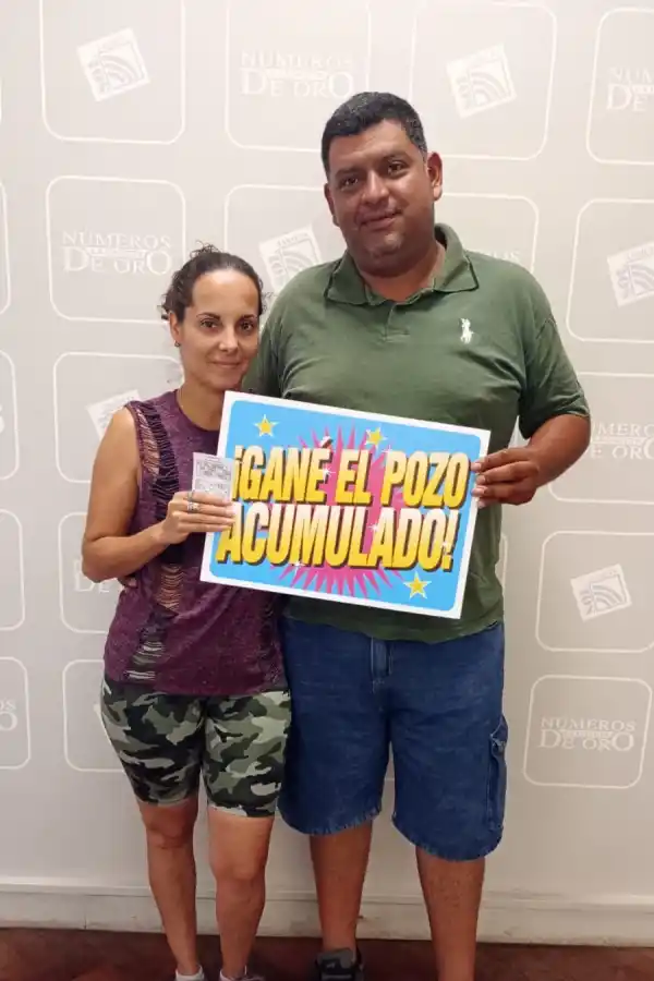 ALEGRÍA POR EL POZO EXTRA. María Celeste Ruiz presentó su tarjeta completada junto a su pareja.