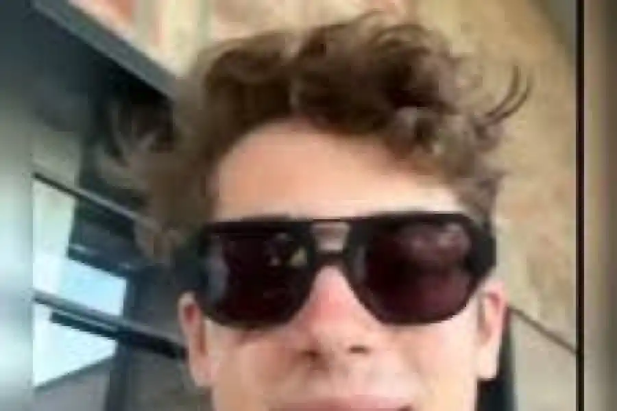 CON SUS ANTEOJOS. Colapinto luce los lentes de “Joaco” Novelli.