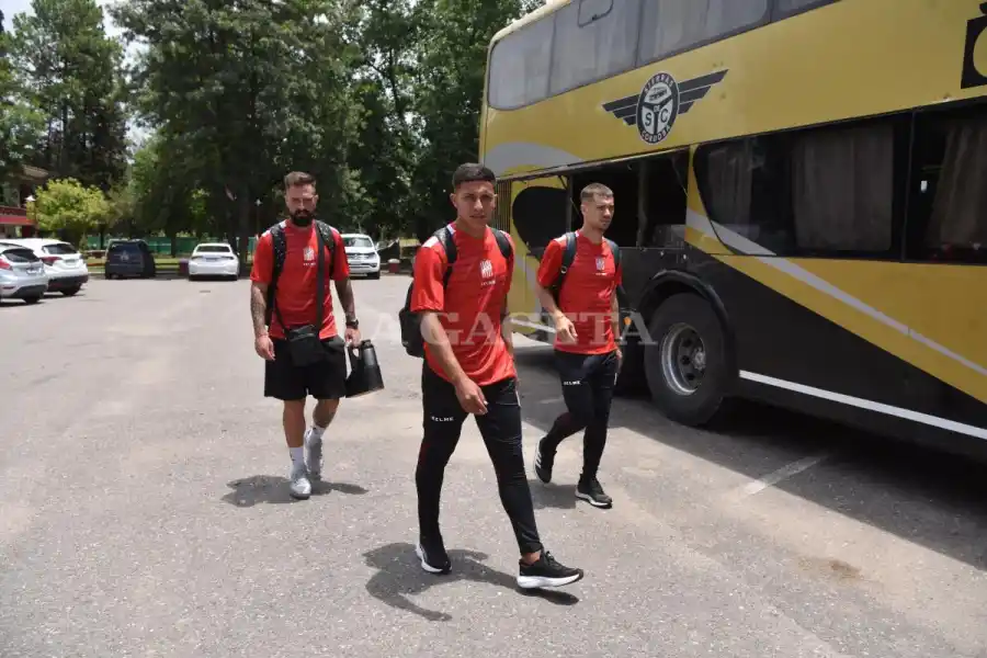 A LA PAR DE SUS NUEVOS COMPAÑEROS. Hernán Zuliani llegó ayer a la provincia y mañana podría sumar sus primeros minutos como jugador de San Martín. 