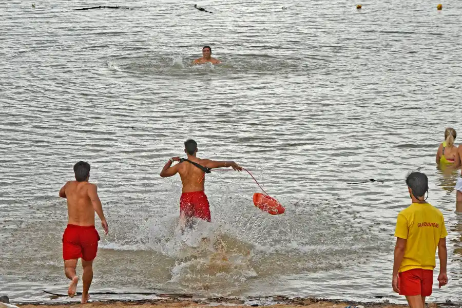 PROTOCOLO ACTIVO. Los guardavidas realizaron un simulacro para demostrar como actúan en caso de un accidente.