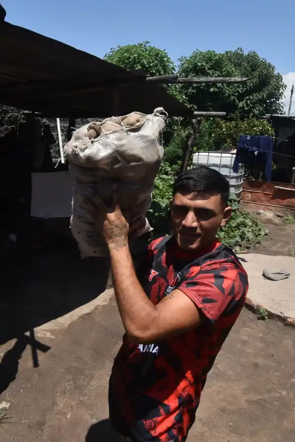 TRABAJO. Entre septiembre y diciembre, Díaz se dedica a la cosecha de papas en Los Sarmientos, una localidad de Río Chico.