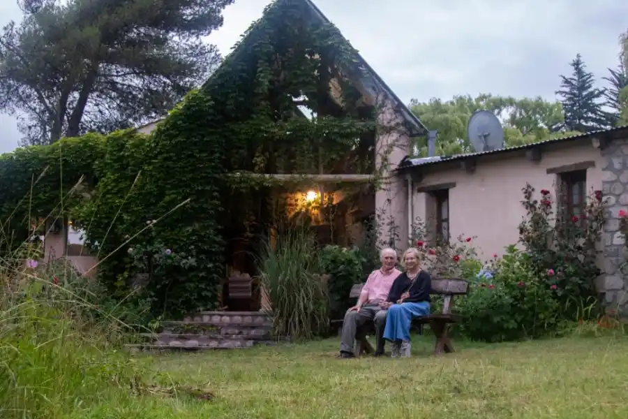 MUY ENAMORADOS. Juan y Fabienne posan en un banco de su casa, que funciona como un pequeño hotel.