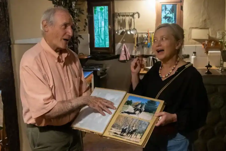 INTERCAMBIO. Juan y Fabienne muestran fotos de su casamiento.