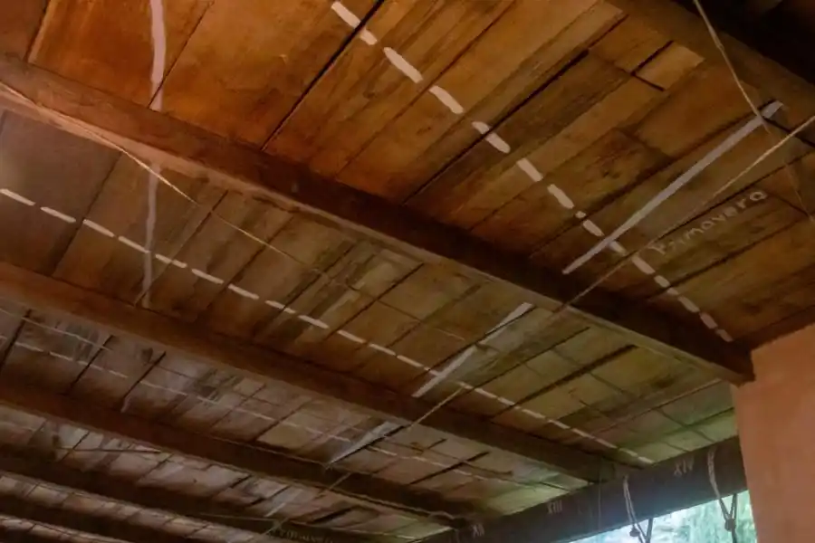 ATÍPICO. Juan, que estudió astronomía, puso un reloj solar en el techo.