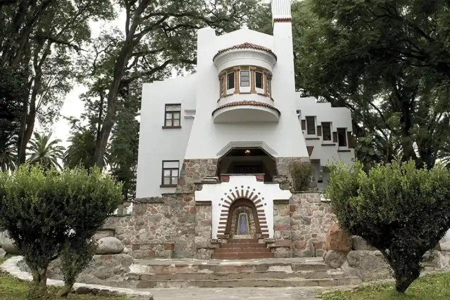 De día es uno; de noche, otro: el parque Guillermina y su doble cara