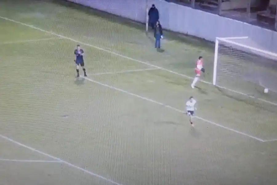 FESTEJO. Cruz ya conquistó su penal y se dirige al festejo con sus compañeros. FOTO CAPTURA DE PANTALLA