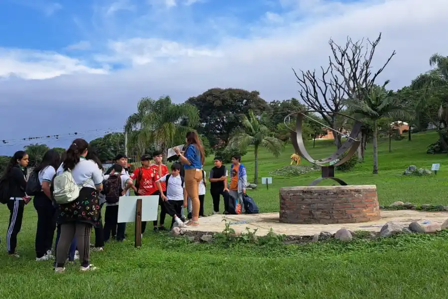 RELOJ DE SOL. El dispositivo marca el paso de tiempo durante el día e introduce a la descripción de las dinámicas del planeta respecto al sistema solar. foto gentileza isugeo