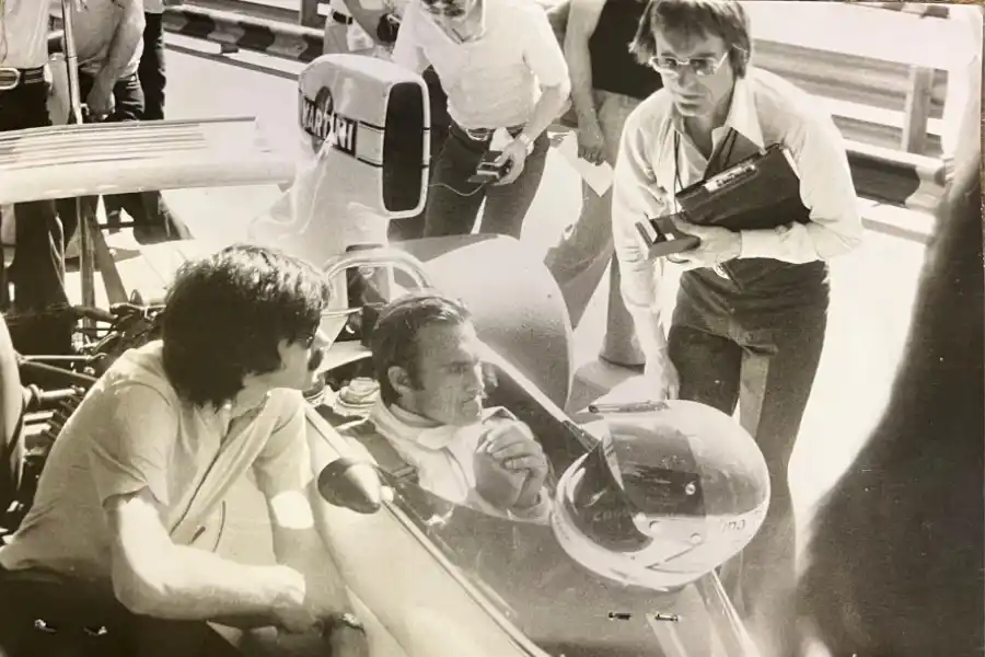 TODO PREPARADO. Carlos Reutemann en su monoplaza, junto a Gordon Murray, diseñador del histórico Brabham BT-44