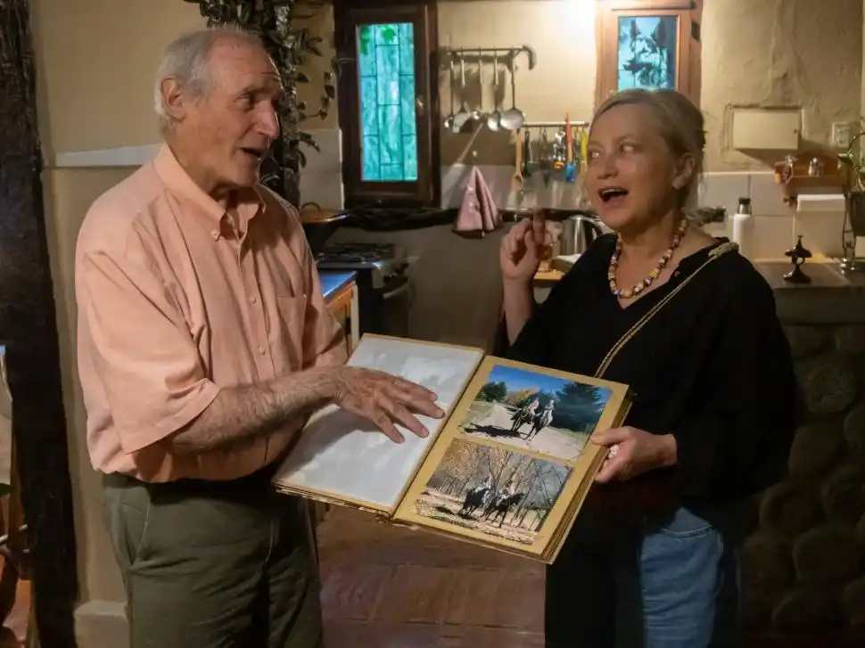INTERCAMBIO. Juan y Fabienne muestran fotos de su casamiento.