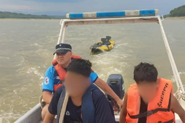 Dos adolescentes fueron rescatados tras naufragar en su kayak en El Cadillal