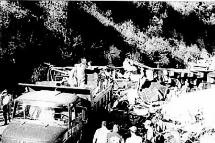 UNA IMAGEN ELOCUENTE. Los restos irreconocibles del colectivo de Giménez Viajes de la tragedia en Brasil. la gaceta / fotos de archivos